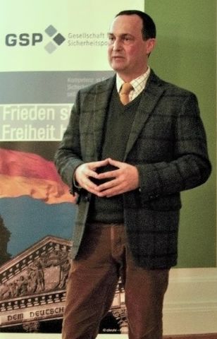 OTL Dr. Hammerich erläutert in freier Rede, anschaulich und überzeugend, die neuen Richtlinien zum Traditionsverständnis und zur Traditionspflege in der Bundeswehr.